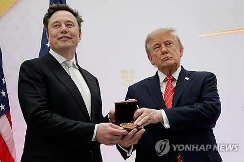 머스크에게 국가과학훈장 전달하는 트럼프 (출처=연합뉴스)