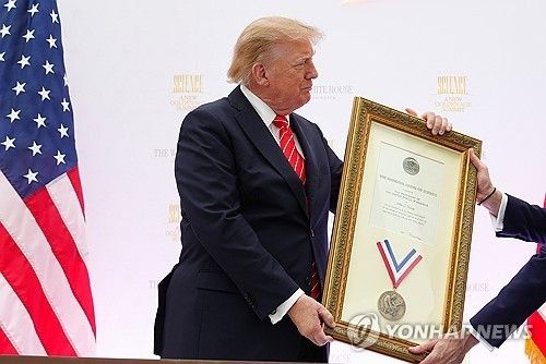 과학자 삼촌이 받은 국가과학훈장 전달받는 트럼프 (출처=연합뉴스)