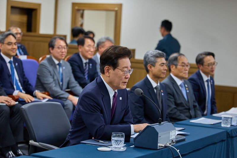 이재명 대통령이 8일 대전 국방과학연구소에서 우리 기술로 연구개발 중인 극초음속 활공비행체(HGV)의 최초 시험발사를 성공시킨 실무진들을 격려하고 있다. (청와대 제공. 재판매 및 DB 금지) 2026.10.8 ⓒ 뉴스1 허경 기자