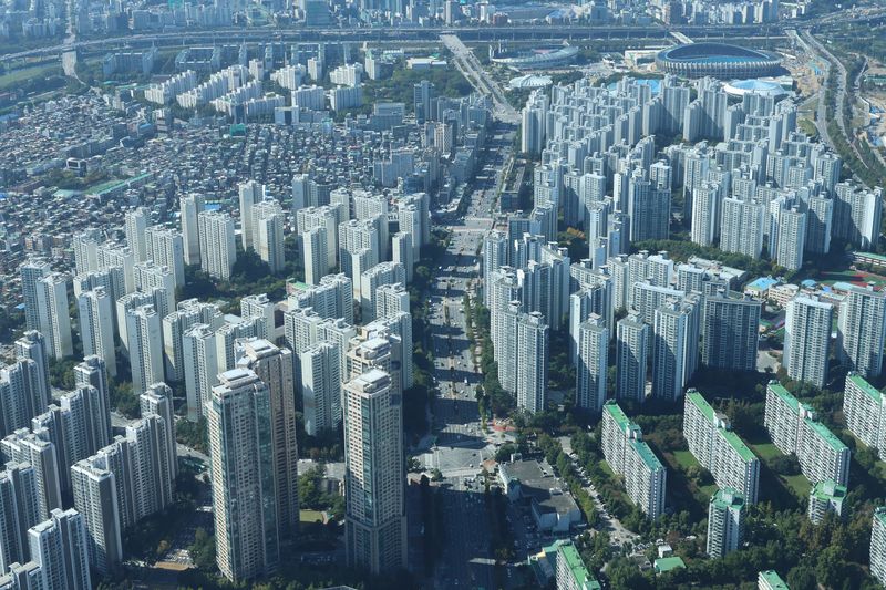 [서울=뉴시스] 권창회 기자 = 서울 아파트값 상승 폭이 6주 만에 커지면서 87주 연속 오름세를 이어갔다. 강남·서초구의 낙폭이 줄어든 가운데 서울 외곽과 경기 남부 주요 지역의 상승세가 지속됐다. 사진은 8일 서울 송파구 롯데월드타워 서울스카이에서 바라본 아파트 단지 모습. 2026.10.08. kch0523@newsis.com