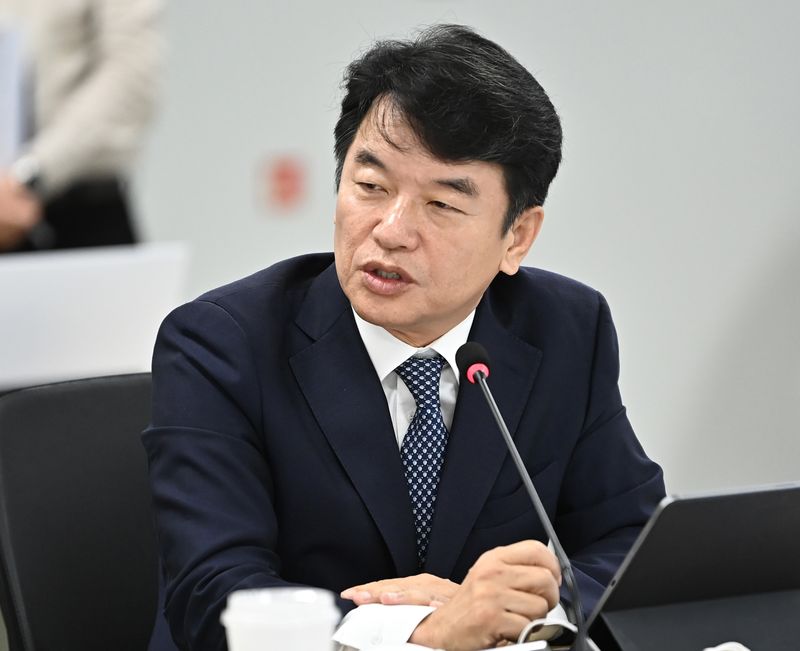 [수원=뉴시스] 김종택 기자 = 문진석 더불어민주당 의원이 지난해 10월20일 경기 수원시 경기도청에서 열린 국회 국토교통위원회의 경기도에 대한 국정감사에서 질의하고 있는 모습. 2025.10.20. jtk@newsis.com