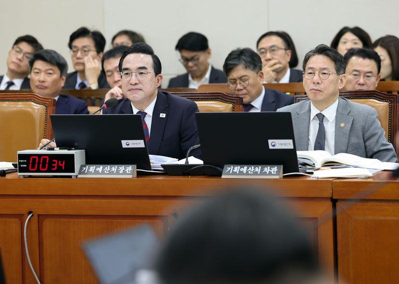 [서울=뉴시스] 최진석 기자 = 박홍근 기획예산처 장관과 조용범 차관이 8일 여의도 국회에서 열린 재정경제기획위원회의 기획예산처에 대한 국정감사에 출석해 의원 질의를 듣고 있다. 2026.10.08. myjs@newsis.com