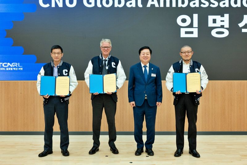 왼쪽부터 션 첸 교수, 마이클 부베 교수, 김정겸 총장, 구오송 홍 박사 (충남대 제공. 재판매 및 DB금지) /뉴스1
