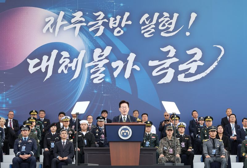 李대통령, 北도발에 신무기 발사 참관…대화복원 속 '강한 안보'