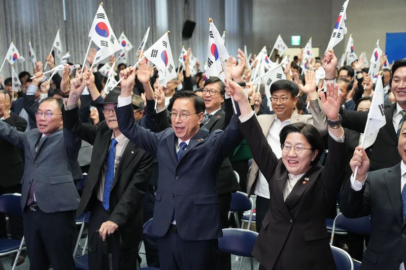 9일 제주도청 탐라홀에서 열린 제580돌 한글날 경축식에서 위성곤 제주도지사와 송영훈 제주도의회 의장, 고의숙 제주도교육감, 김완병 제주학연구센터장, 한글·제주어 관련 단체 관계자를 비롯한 참석자들이 태극기를 흔들며 만세삼창을 하고 있다. 이날 경축식은 한글날 제정 100년을 맞아 제주어와 표준어를 함께 사용하는 방식으로 진행됐다. 사진=제주특별자치도