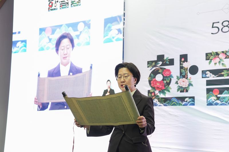 고의숙 제주도교육감이 9일 제주도청 탐라홀에서 열린 제580돌 한글날 경축식에서 훈민정음 머리글을 낭독하고 있다. 이날 경축식은 가갸날 제정 100년과 훈민정음 반포 580돌을 기념해 제주어와 표준어를 함께 사용해 진행됐다. 사진=제주특별자치도