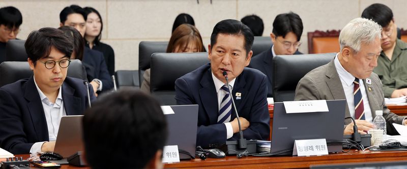 [서울=뉴시스] 박주성 기자 = 더불어민주당 정청래 의원이 7일 오전 서울 남북회담본부에서 열린 통일부, 북한이탈주민지원재단, 남북교류협력지원협회, 민주평화통일자문회의사무처 국정감사에서 정동영 통일부 장관에게 질의하고 있다. 2026.10.07. park7691@newsis.com