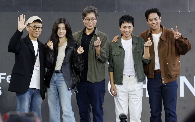 [이용재 감독(왼쪽부터), 배우 이선빈, 유재명, 김영민, 전석호가 9일 부산 해운대구 영화의전당 야외무대에서 열린 제31회 부산국제영화제 영화 '푸른길' 오픈토크에서 포즈를 취하고 있다. 뉴시스화상