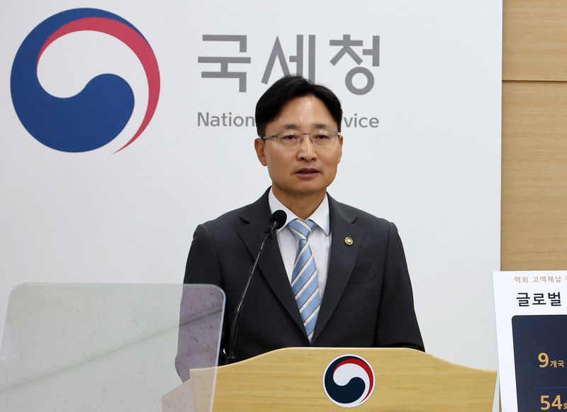 [세종=뉴시스] 배훈식 기자 = 임광현 국세청장이 7일 오전 세종시 세종정부청사에서 고액체납 특별대응 TF 활동 결과 브리핑을 하고 있다. 국세청은 TF 활동을 통해 '선박왕'이라 불리는 권혁 시도그룹 회장의 체납액 3938억 원 전액 완납 받기로 했다. 2026.10.07. dahora83@newsis.com