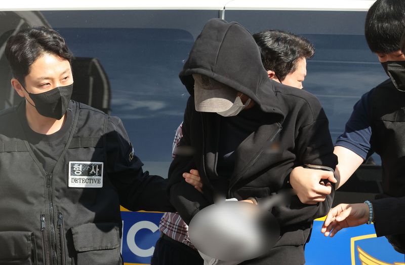 9일 오후 광주지방법원에서 전남광주 나주의 한 단독주택에 침입해 60대 부부를 살해하고 금품을 빼앗은 혐의 받는 50대 남성 A 씨가 구속 전 피의자 심문(영장실질심사)을 받기 위해 법정으로 향하고 있다. 2026.10.9 ⓒ 뉴스1 박지현 기자
