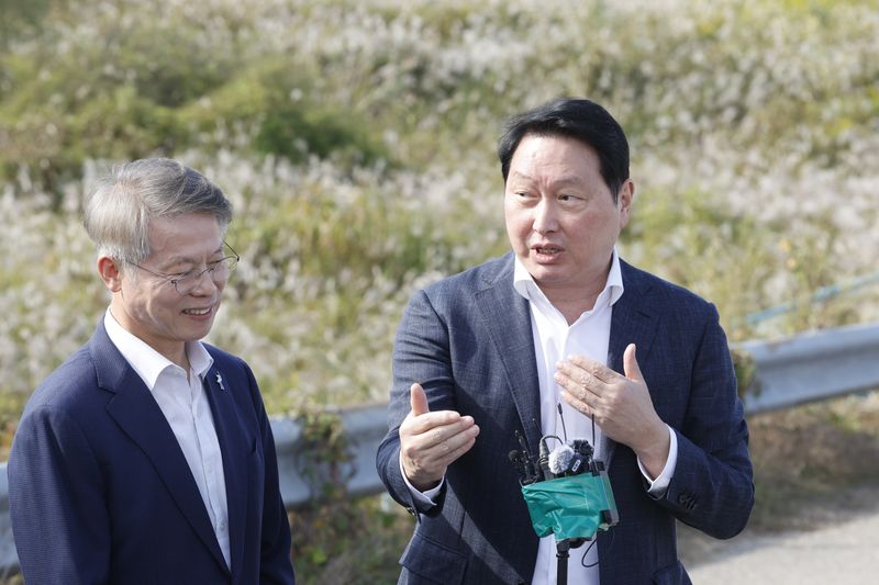 최태원 SK 그룹 회장과 민형배 전남광주통합특별시장이 9일 광주 군공항 탄약고 이전 예정지를 찾아 호남권 반도체 산단 조성 예정 부지를 살펴본후 소감을 발표하고 있다. 사진=뉴스1