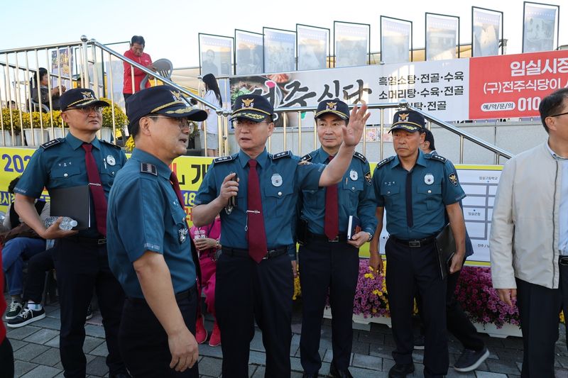 임실N치즈축제 현장 점검하는 신효섭 전북경찰청장 (출처=연합뉴스)