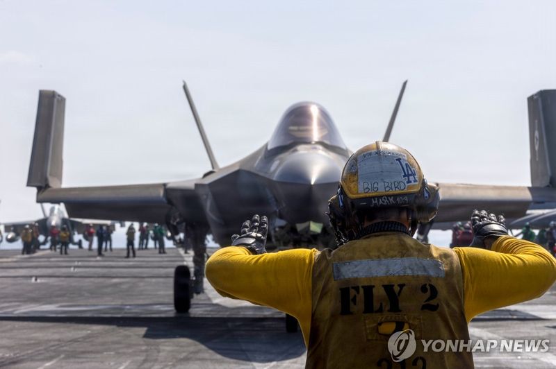 미국 해군 항공모함 에이브러햄 링컨호에서 이륙 준비중인 F-35C (출처=연합뉴스)