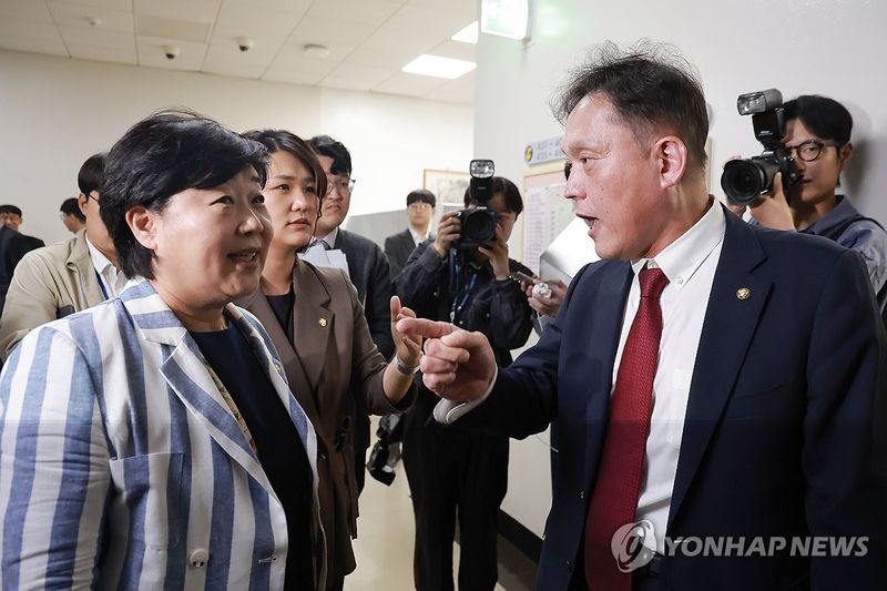 발언권 정지에 항의하는 국민의힘 김태규 의원 (출처=연합뉴스)