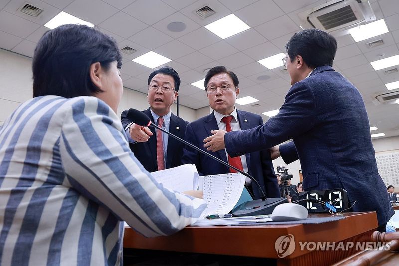 질문 순서 관련해 항의하는 국민의힘 법사위원 (출처=연합뉴스)