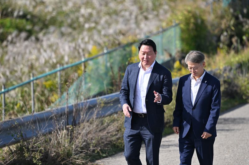 최태원 SK그룹 회장(왼쪽)과 민형배 전남광주통합특별시장이 9일 오후 전남광주 서구 벽진동 주변 광주군공항 '호남 반도체 클러스터' 조성 예정지를 둘러보며 대화하고 있다. 사진=뉴시스