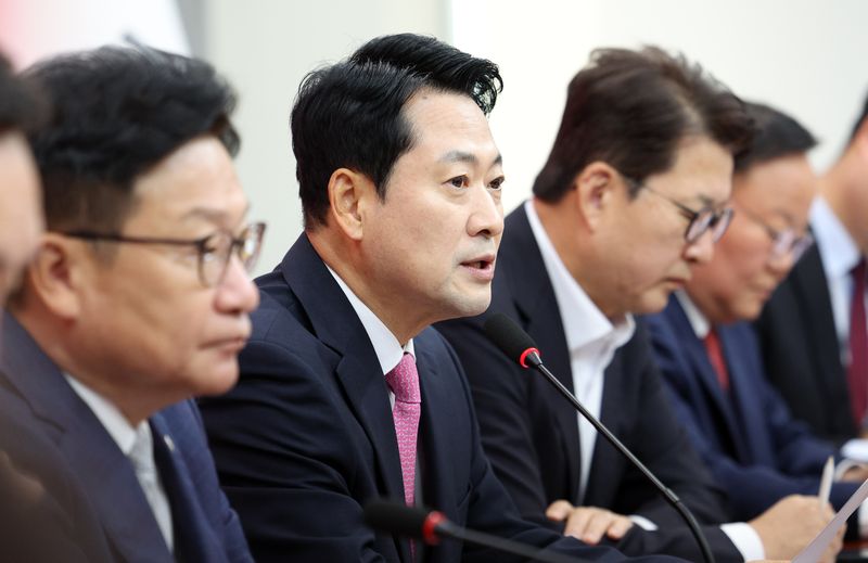 [서울=뉴시스] 고범준 기자 = 장동혁 국민의힘 대표가 8일 서울 여의도 국회에서 열린 최고위원회의에서 발언하고 있다. 2026.10.08. bjko@newsis.com