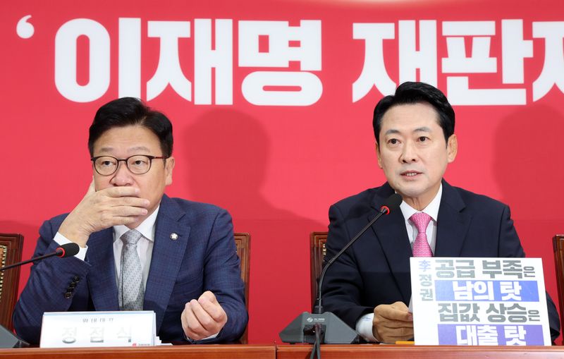 [서울=뉴시스] 고범준 기자 = 장동혁 국민의힘 대표가 8일 서울 여의도 국회에서 열린 최고위원회의에서 발언하고 있다. 왼쪽은 정점식 원내대표. 2026.10.08. bjko@newsis.com