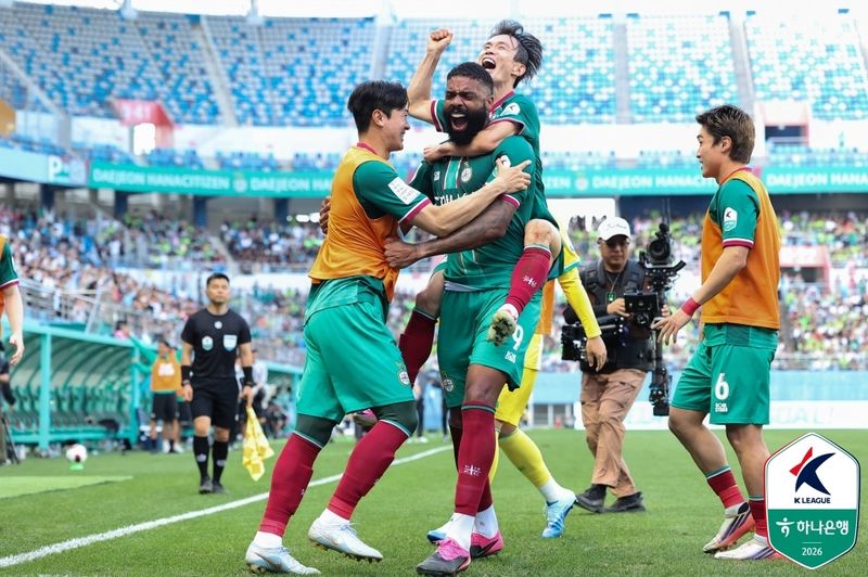 역전골을 터뜨린 디오고(가운데)(한국프로축구연맹 제공)