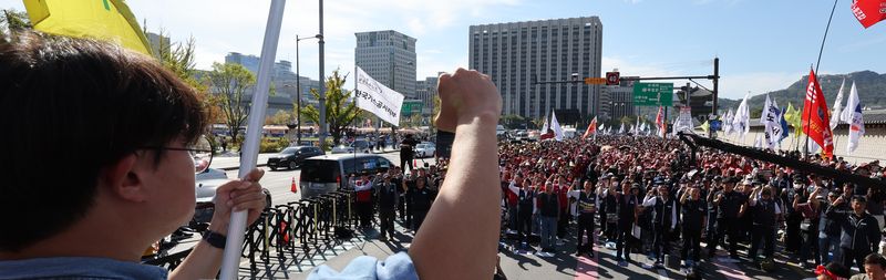 [서울=뉴시스] 박주성 기자 = 9일 서울 종로구 동십자각 일대에서 열린 양대노총 공공노동자 총력투쟁 결의대회에서 양경수 민주노총 위원장과 김동명 한국노총 위원장을 비롯한 참가자들이 구호를 외치고 있다. 2026.10.09. park7691@newsis.com