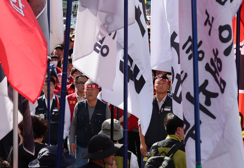 [서울=뉴시스] 박주성 기자 = 9일 서울 종로구 동십자각 일대에서 열린 양대노총 공공노동자 총력투쟁 결의대회에서 양경수 민주노총 위원장(오른쪽)과 김동명 한국노총 위원장이 참석하고 있다. 2026.10.09. park7691@newsis.com