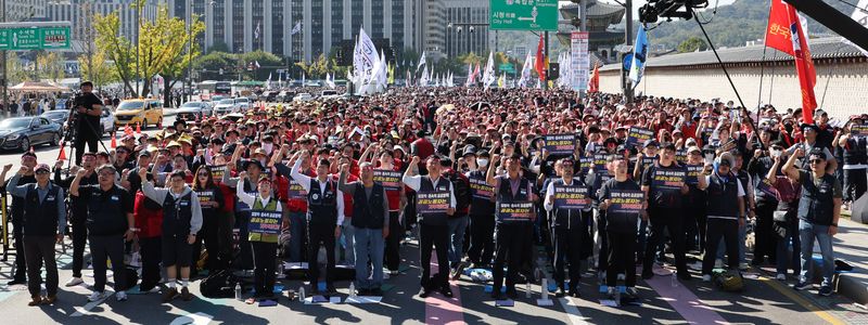 [서울=뉴시스] 박주성 기자 = 9일 서울 종로구 동십자각 일대에서 열린 양대노총 공공노동자 총력투쟁 결의대회에서 양경수 민주노총 위원장과 김동명 한국노총 위원장을 비롯한 참가자들이 구호를 외치고 있다. 2026.10.09. park7691@newsis.com