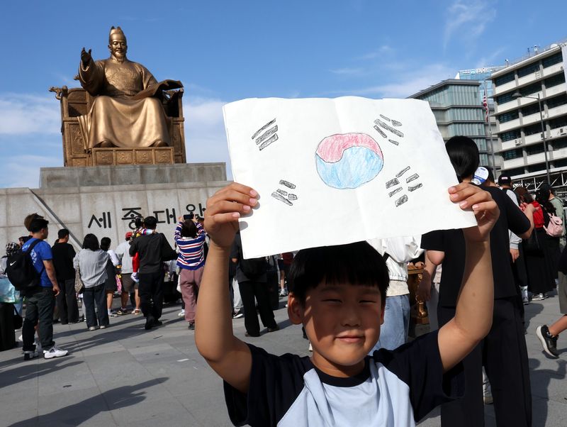 [서울=뉴시스] 박주성 기자 = 한글날 제정 100주년을 맞은 9일 서울 광화문광장 세종대왕 동상앞에서 한 어린이가 자신이 그린 태극기를 들고 있다. 2026.10.09. park7691@newsis.com