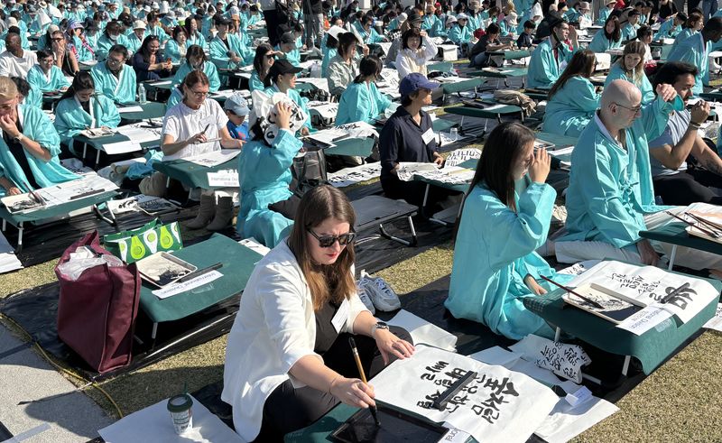 [서울=뉴시스] 조성봉 기자 = 한글날인 9일 서울 종로구 광화문광장에서 한국예술문화원 주최로 열린 조선시대 과거 시험 재현 '휘호대회'에서 참가자들이 글씨를 쓰고 있다. (사진=사단법인 한국예술문화원 제공) 2026.10.09. photo@newsis.com *재판매 및 DB 금지