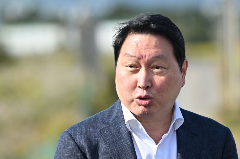 [전남광주=뉴시스] 이영주 기자 = 최태원 SK그룹 회장이 9일 오후 전남광주 서구 벽진동 주변 광주군공항 '호남 반도체 클러스터' 조성 예정지에서 부지를 살펴본 뒤 입장을 밝히고 있다. 2026.10.09. leeyj2578@newsis.com