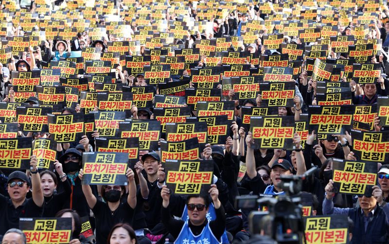 [서울=뉴시스] 고범준 기자 = 한국교원단체총연합회, 교사노동조합연맹, 전국교직원노동조합이 9일 서울 영등포구 국회의사당역 앞에서 열린 교육활동보장법 개정 촉구 전국 교원 집회에서 손 피켓을 들고 구호를 외치고 있다. 2026.10.09. bjko@newsis.com