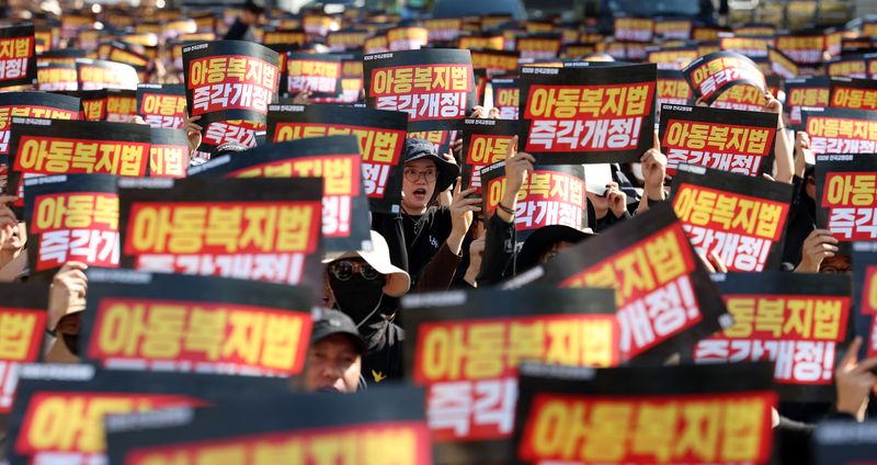 [서울=뉴시스] 고범준 기자 = 한국교원단체총연합회, 교사노동조합연맹, 전국교직원노동조합이 9일 서울 영등포구 국회의사당역 앞에서 열린 교육활동보장법 개정 촉구 전국 교원 집회에서 손 피켓을 들고 구호를 외치고 있다. 2026.10.09. bjko@newsis.com