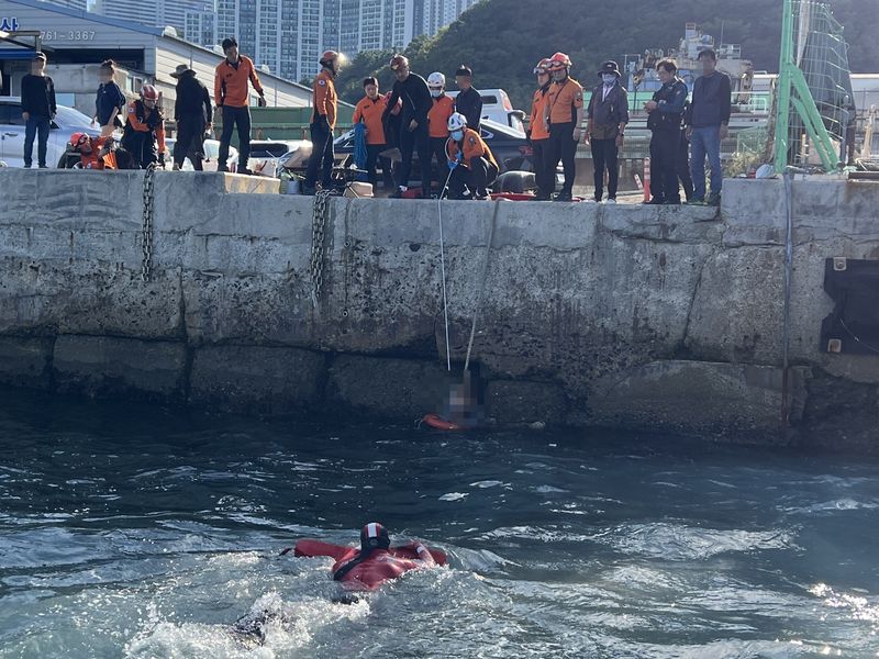[부산=뉴시스] 9일 오후 부산 영도구에서 휠체어를 타고 낚시를 하던 A(70대)씨가 바다에 빠져 해경에 의해 구조되고 있다. (사진=부산해양경찰서 제공) 2026.10.09. photo@newsis.com *재판매 및 DB 금지