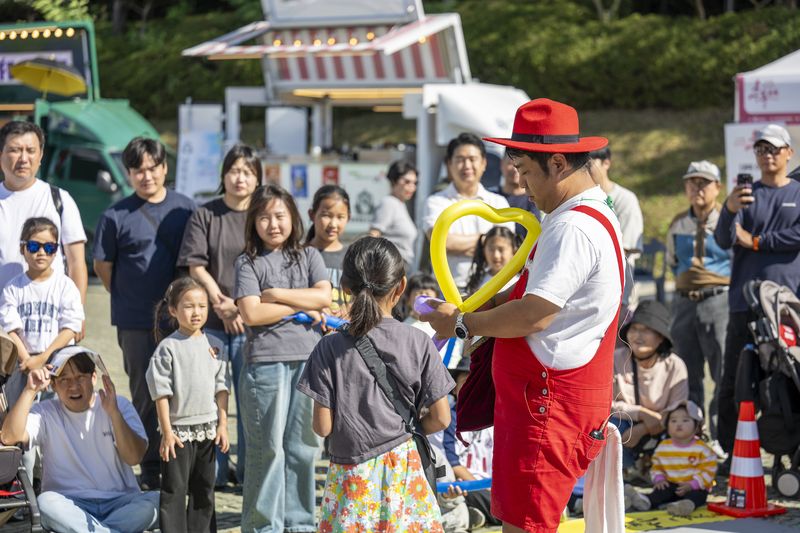 남원 흥부제 개막 날인 9일 전북 남원시 요천변 일원에 마련된 행사장을 찾은 방문객들이 축제를 즐기고 있다. (남원시 제공. 재판매 및 DB 금지)