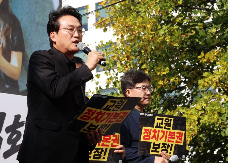 [서울=뉴시스] 고범준 기자 = 안민석 경기교육감이 9일 서울 영등포구 국회의사당역 앞에서 열린 교육활동보장법 개정 촉구 전국 교원 집회에서 발언하고 있다. 2026.10.09. bjko@newsis.com