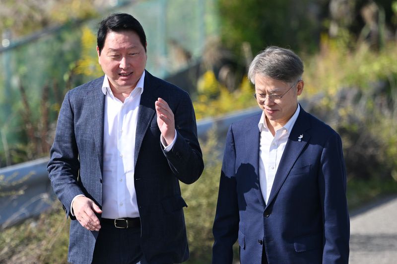 [전남광주=뉴시스] 이영주 기자 = 최태원(왼쪽) SK그룹 회장과 민형배 전남광주통합특별시장이 9일 오후 전남광주 서구 벽진동 주변 광주군공항 '호남 반도체 클러스터' 조성 예정지를 둘러보며 대화하고 있다. 2026.10.09. leeyj2578@newsis.com