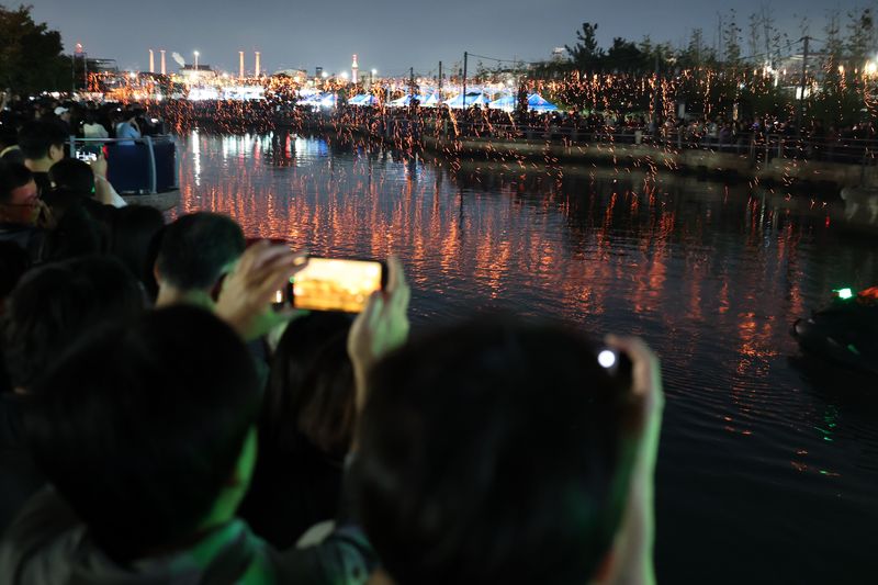 9일 경북 포항운하에서 열린 ‘2026 포항 낙화의 밤’ 행사에서 낙화 불꽃놀이가 열리고 있다. 2026.10.9 ⓒ 뉴스1 최창호 기자