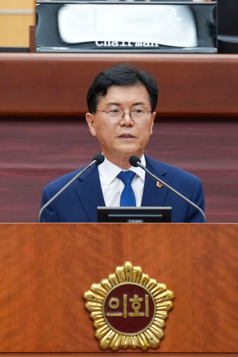 [전주=뉴시스] 공무원들에게 30억원대 사업을 강요한 의혹으로 제명되자 징계 무효 소송을 낸 박용근 전 더불어민주당 전북도의원이 항소심에서도 패소했다. 사진은 박 전 도의원. 2026.10.0. photo@newsis.com *재판매 및 DB 금지