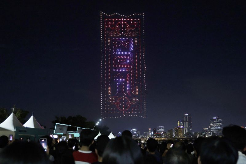[서울=뉴시스] 최동준 기자 = 9일 서울 광진구 뚝섬한강공원에서 '조선 판타지'를 테마로 한 2026 한강 드론라이트쇼가 펼쳐지고 있다. 2026.10.09. photocdj@newsis.com