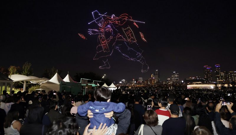 [서울=뉴시스] 최동준 기자 = 9일 서울 광진구 뚝섬한강공원에서 '조선 판타지'를 테마로 한 2026 한강 드론라이트쇼가 펼쳐지고 있다. 2026.10.09. photocdj@newsis.com