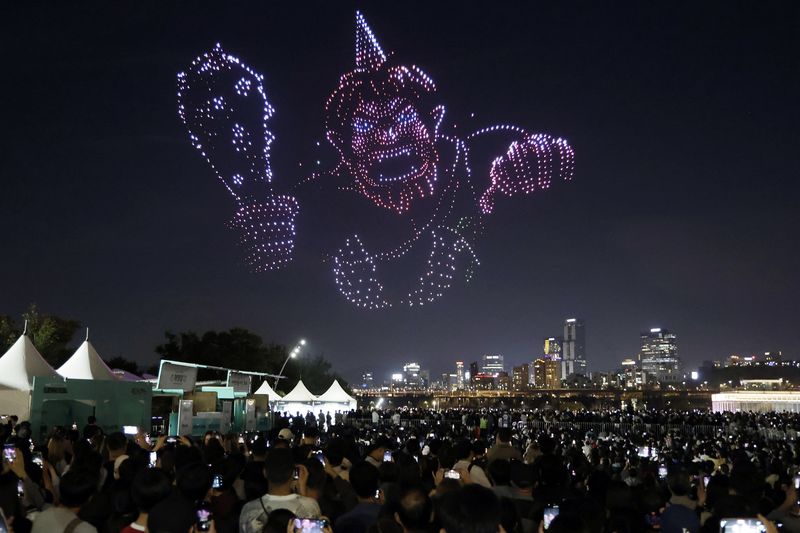 [서울=뉴시스] 최동준 기자 = 9일 서울 광진구 뚝섬한강공원에서 '조선 판타지'를 테마로 한 2026 한강 드론라이트쇼가 펼쳐지고 있다. 2026.10.09. photocdj@newsis.com