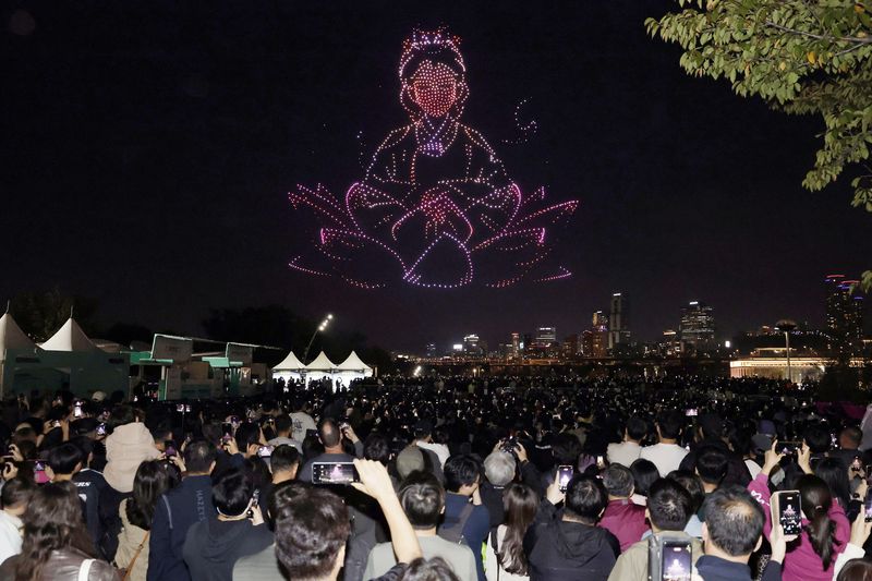 [서울=뉴시스] 최동준 기자 = 9일 서울 광진구 뚝섬한강공원에서 '조선 판타지'를 테마로 한 2026 한강 드론라이트쇼가 펼쳐지고 있다. 2026.10.09. photocdj@newsis.com