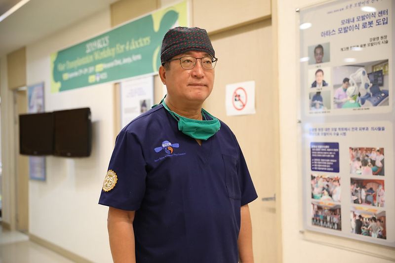 전주를 비롯한 호남 지역에서 최초로 모발 이식을 시작한 강광영 모래내모발이식센터 원장. 그는 세계적으로도 모발 이식 분야가 활발하지 않던 2000년 해당 분야를 수학하고 이후 로봇, 멀티 식모기 등 다양한 수술 도구와 기법을 도입하며 술기를 다져왔다. /사진=강광영 원장 제공