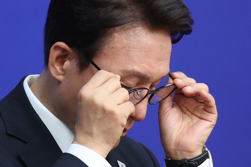 김민석 더불어민주당 대표가 7일 서울 여의도 국회에서 열린 최고위원회의에서 안경을 고쳐쓰고 있다. 2026.10.7 ⓒ 뉴스1 신웅수 기자