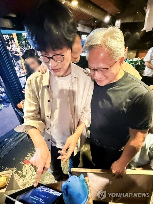 네이버페이 페이스 사인으로 삼겹살 결제하는 이해진 의장 (출처=연합뉴스)