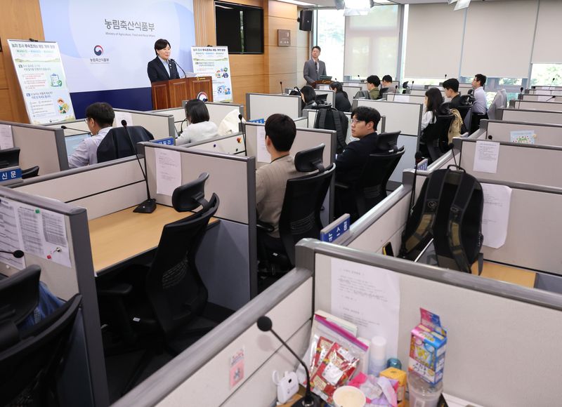 [세종=뉴시스] 배훈식 기자 = 송미령 농림축산식품부 장관이 8일 오전 세종시 정부세종청사에서 농지 전수조사 관련 브리핑을 하고 있다. 2026.10.08. dahora83@newsis.com