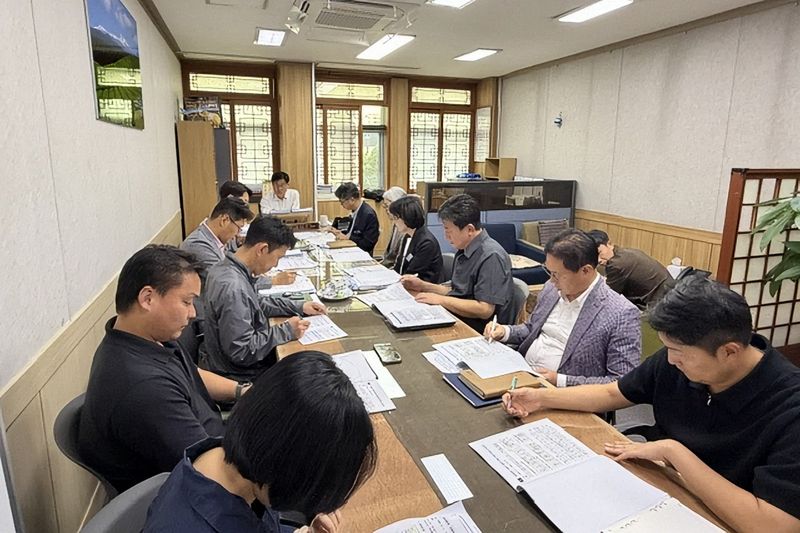 최근 제주도와 제주시·서귀포시 세정 부서 관계자들이 지방세입 확충을 위한 합동회의에서 체납액 징수 대책을 논의하고 있다. 제주도는 고액·고질 체납자의 은닉재산 추적과 강제징수를 강화하는 한편, 생계형 체납자에게는 납부 유예와 복지 지원을 병행할 방침이다. 사진=제주특별자치도