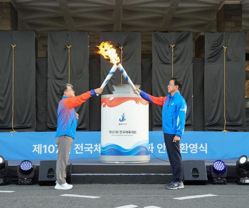 지난 7일 오후 제주도청 본관 앞에서 열린 제107회 전국체육대회 성화 안치·환영식에서 위성곤 제주도지사가 성화대 앞에서 횃불을 맞대고 있다. 제주에서 12년 만에 열리는 전국체전은 오는 16일부터 22일까지 7일간 개최되며 선수와 임원 등 3만599명이 참가한다. 사진=제주특별자치도