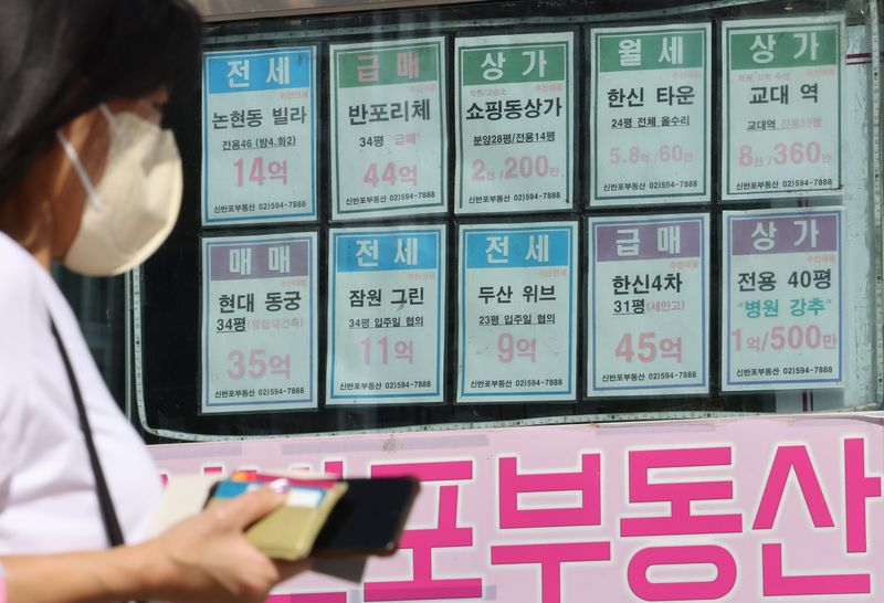[서울=뉴시스] 권창회 기자 = 서울 아파트 값이 86주 연속 오르면서 문재인 정부 시절의 최장 상승 기록을 넘어섰다. 1일 한국부동산원이 발표한 9월 넷째주(28일 기준) 아파트 가격 동향에 따르면 서울 아파트 매매가격은 0.09% 올랐다. 지난해 2월 첫째주 상승 전환한 후 86주 연속 상승해 역대 최장 상승 기록을 깬 것이다. 사진은 1일 서울 시내 공인중개사에 올라온 매물표 모습.2026.10.01. kch0523@newsis.com