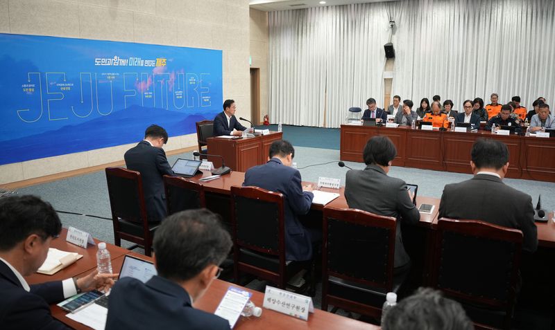 위성곤 제주도지사가 지난 8일 제주도청 탐라홀에서 제107회 전국체육대회 준비상황 최종 보고회를 주재하고 있다. 제주도는 경기장 74곳의 공인·승인을 완료하고 종목별 안전관리와 응급 대응체계, 개·폐회식 준비상황을 최종 점검했다. 사진=제주특별자치도
