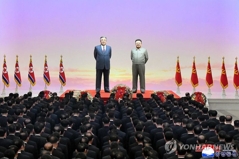 北 당·정 고위간부, 노동당 창건일 맞아 금수산태양궁전 참배 (출처=연합뉴스)
